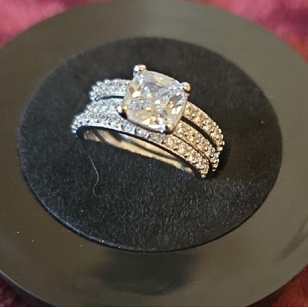 Dazzling Silver Women's Ring with Sparkling Stones